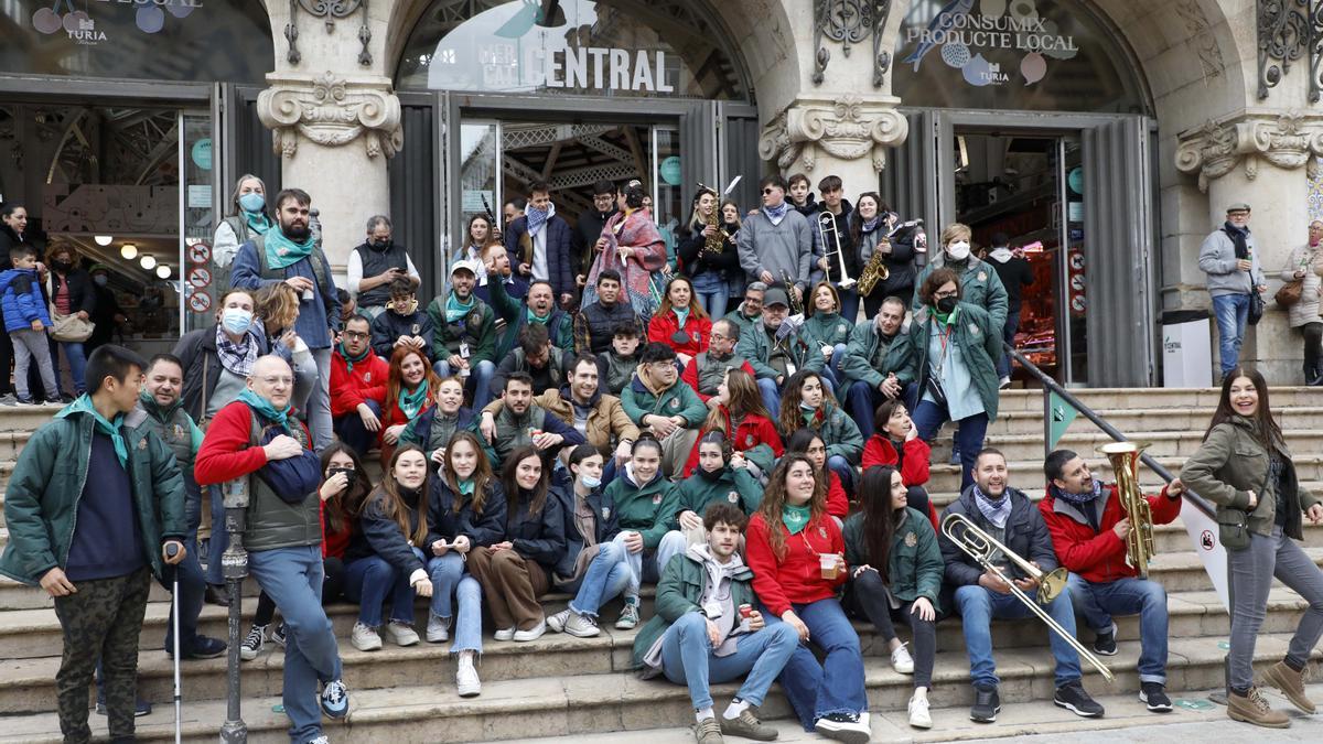 Falleros de Na Jordana, en la puerta del Mercado Central.