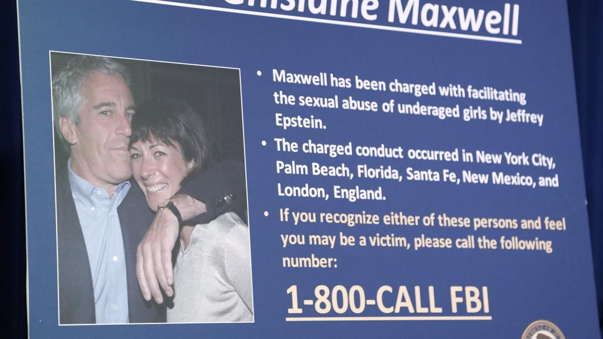 Fotografía de archivo de un cartel donde se observa a Jeffrey Epstein y Ghislaine Maxwell.
