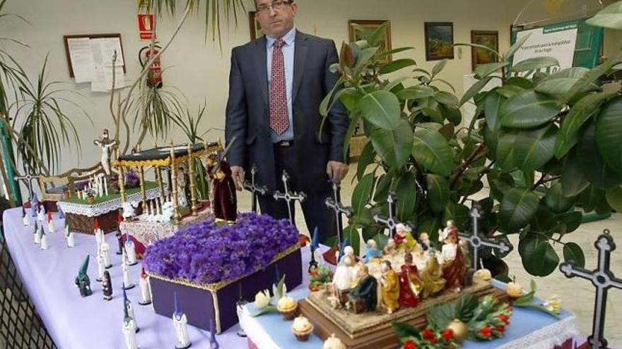 Infiesto se prepara. La capital piloñesa ya respira el ambiente de la Semana Santa. Prueba de ello es la maqueta de 90 figuras, obra de Víctor Rodríguez, que representa las principales procesiones de la villa.