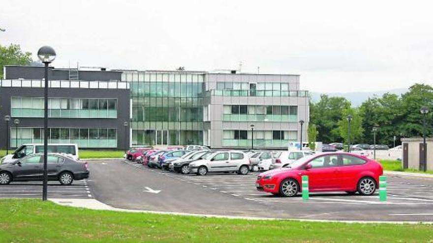 Vehículos estacionados en el Parque Tecnológico de Gijón, uno de los espacios de ensayo de «Ecomilla».