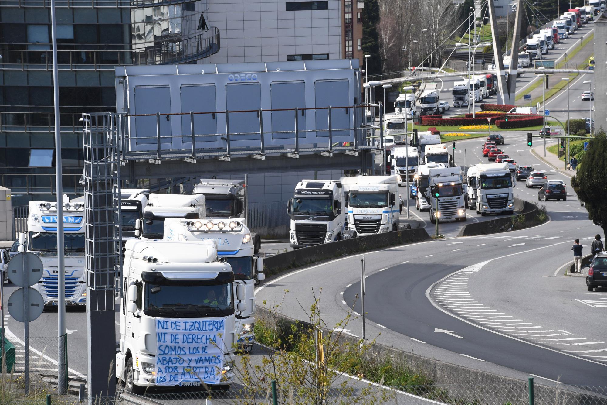 Una caravana de 200 vehículos protesta en A Coruña en el octavo día de huelga