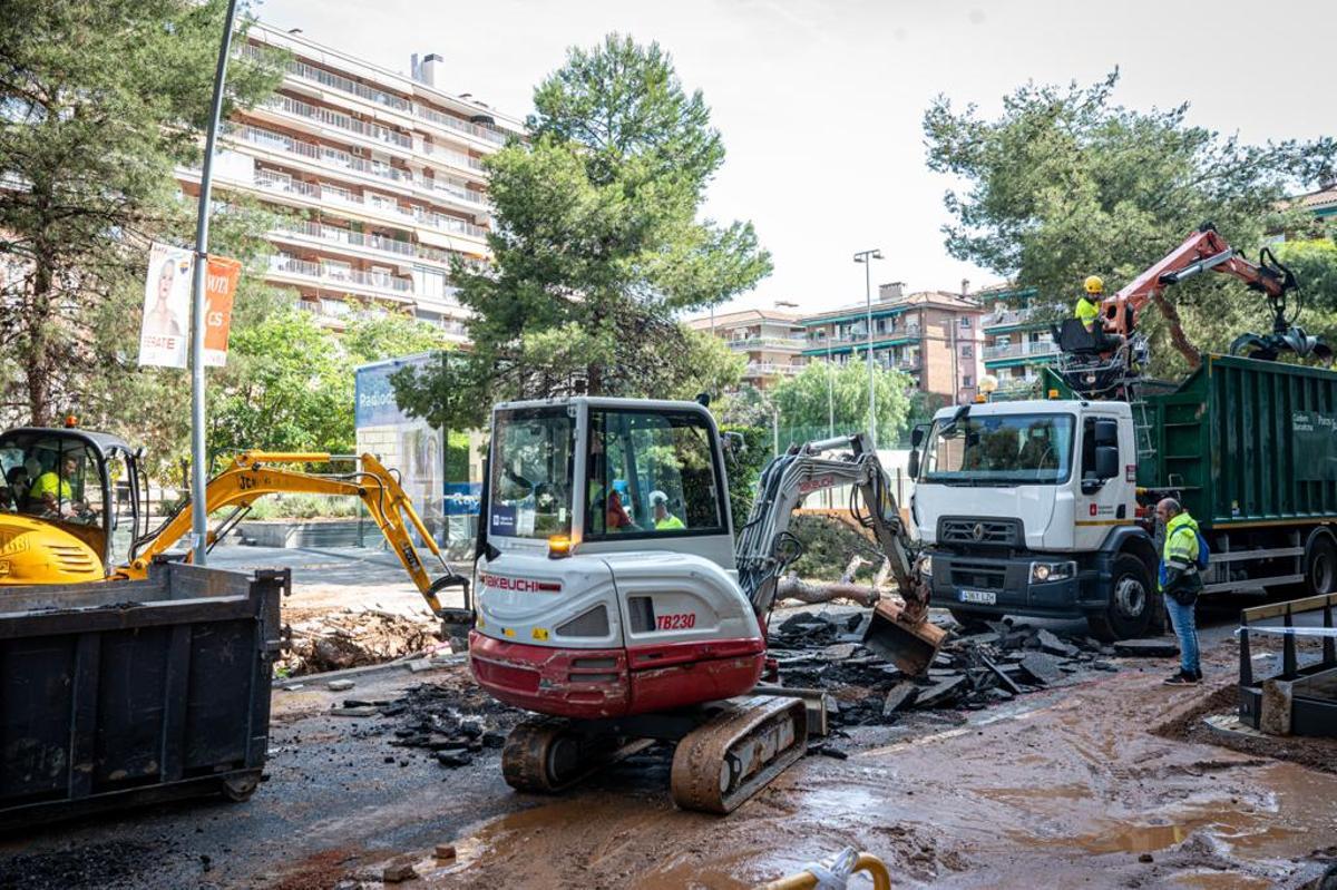  escape de agua de grandes dimensiones en la avenida Pedralbes con el paseo Manuel Girona de Barcelona