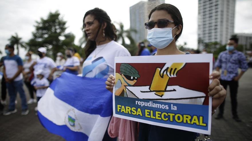 Nicaragüenses residentes en Panamá protestan contra elecciones en su país.