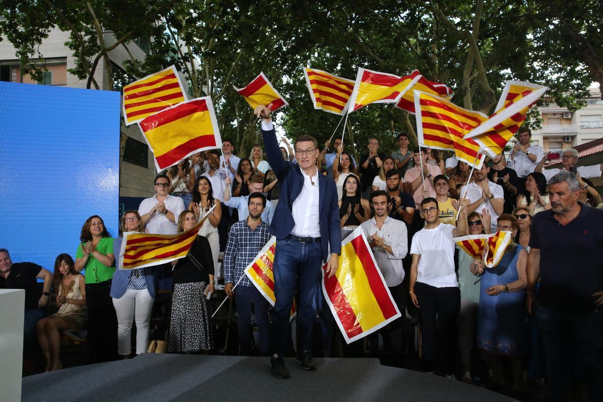 Mitin de Alberto Núñez Feijóo, en el acto de inicio de la campaña del PP, junto al Ayuntamiento de Castelldefels.