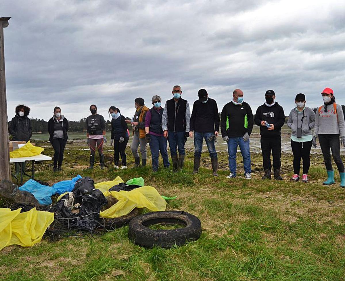 Castropol limpia de plásticos y vidrio parte de la desembocadura del arroyo Seares y la zona de Salías