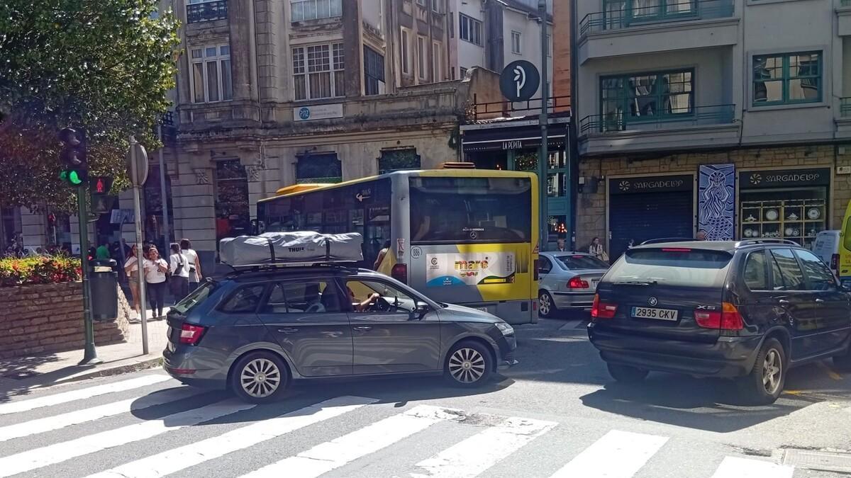 Imagen del bus de la línea P4 obstaculizando el tráfico en la praza de Galicia este martes
