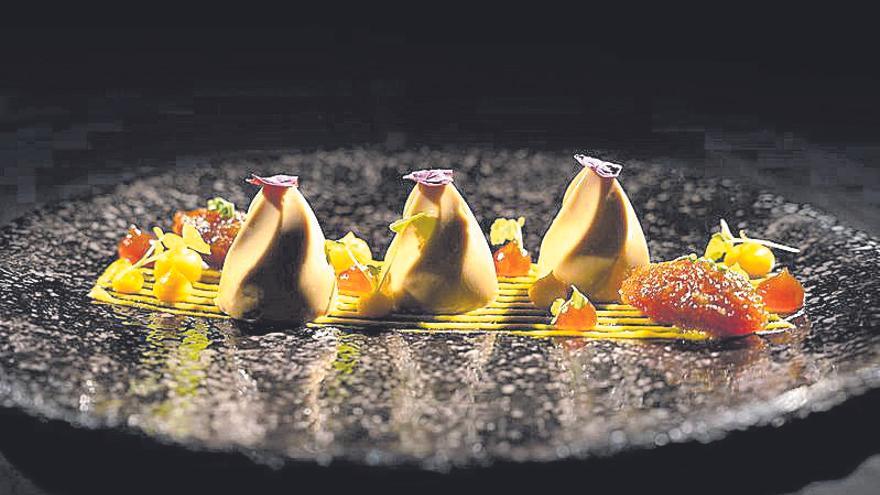 l Foie-gras-Mousse mit Zitrusfrüchten und Lauch-Chutney im Yara-