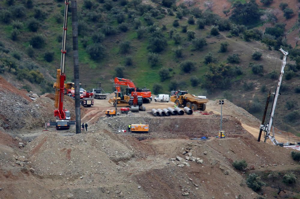 Los operarios trabajan en el 'encamisado' del túnel de rescate introduciendo tubos que aseguren la galería.