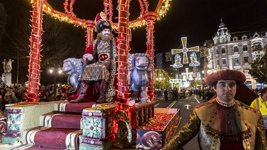 Los Reyes Magos reparten ilusión en la gran cabalgata de Oviedo