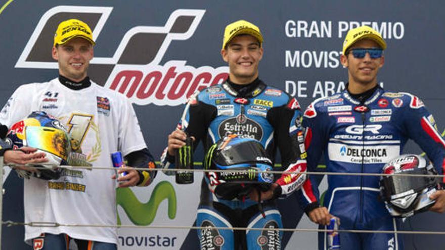 Jorge Navarro (c), Brad Binder (i)  y  Enea Bastianini.