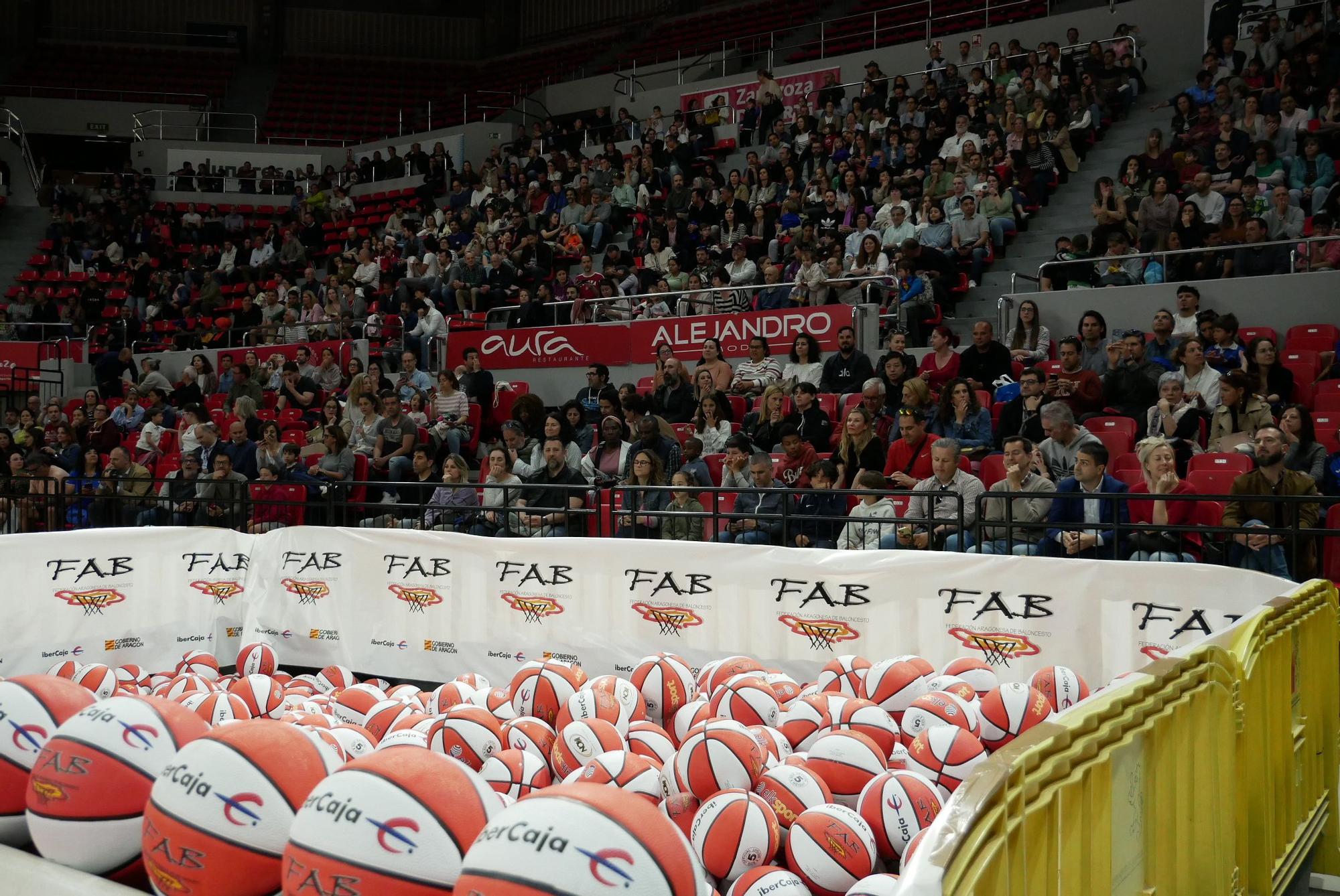 EN IMÁGENES | Reparto de balones de "Liga de Escuelas Ibercaja" en el Príncipe Felipe