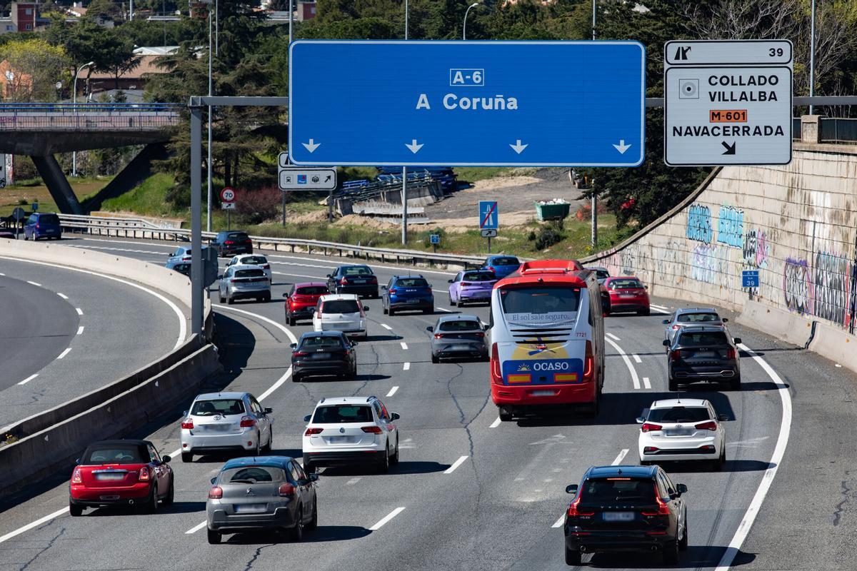 Decenas de vehículos durante la operación salida por las vacaciones de Semana Santa, en la A-6,