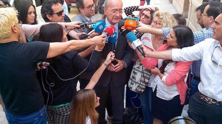 Francisco de la Torre atiende a los medios hoy en la puerta del Teatro Echegaray.