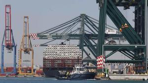 Un buque portacontenedores en una de las terminales del puerto de València, en una imagen de archivo.