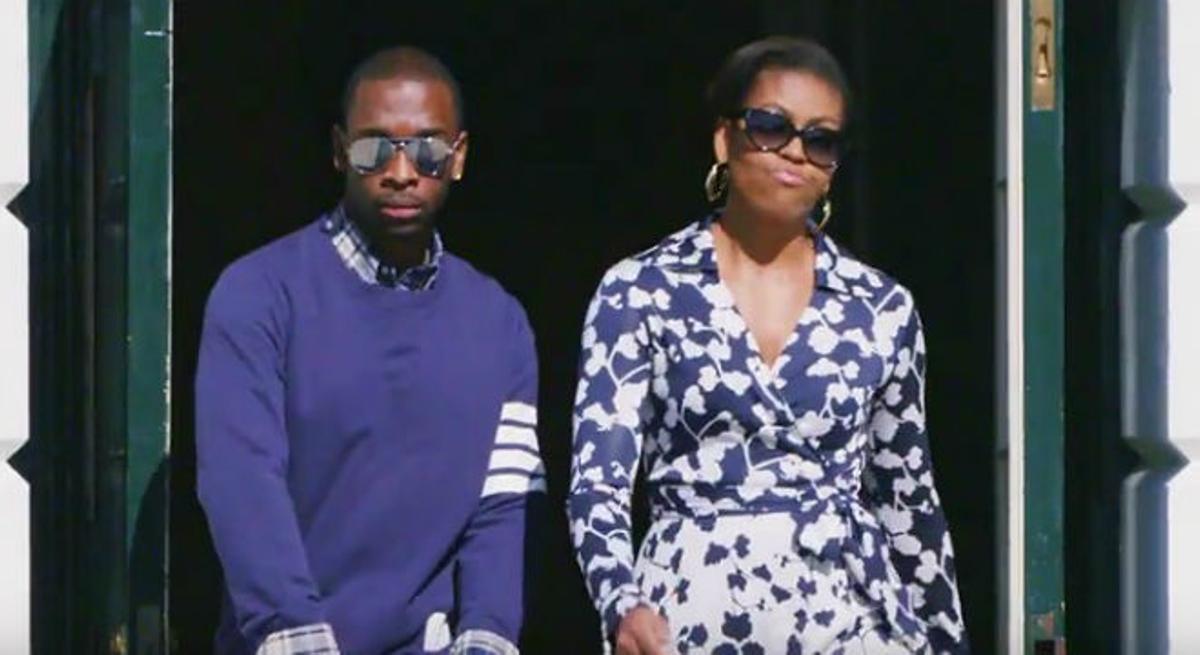 Michelle Obama i Jay Pharaoh canten per animar els joves a anar a la universitat.