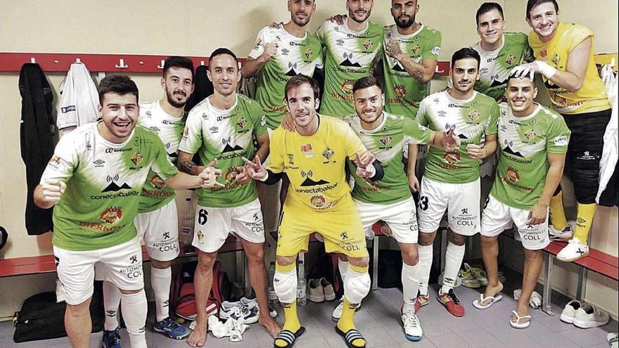 La plantilla del Palma Futsal celebra la victoria ante el Movistar Inter en los vestuarios del pabellón Jorge Garbajosa.