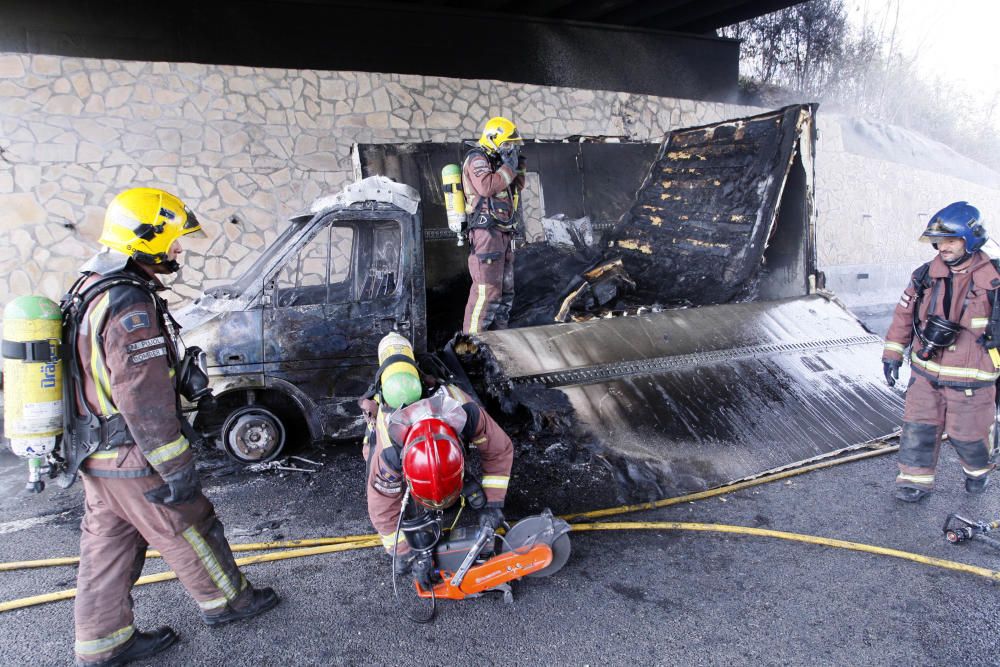 S''incendia un camió a l''AP7 a Salt i provoca cues a l''autopista