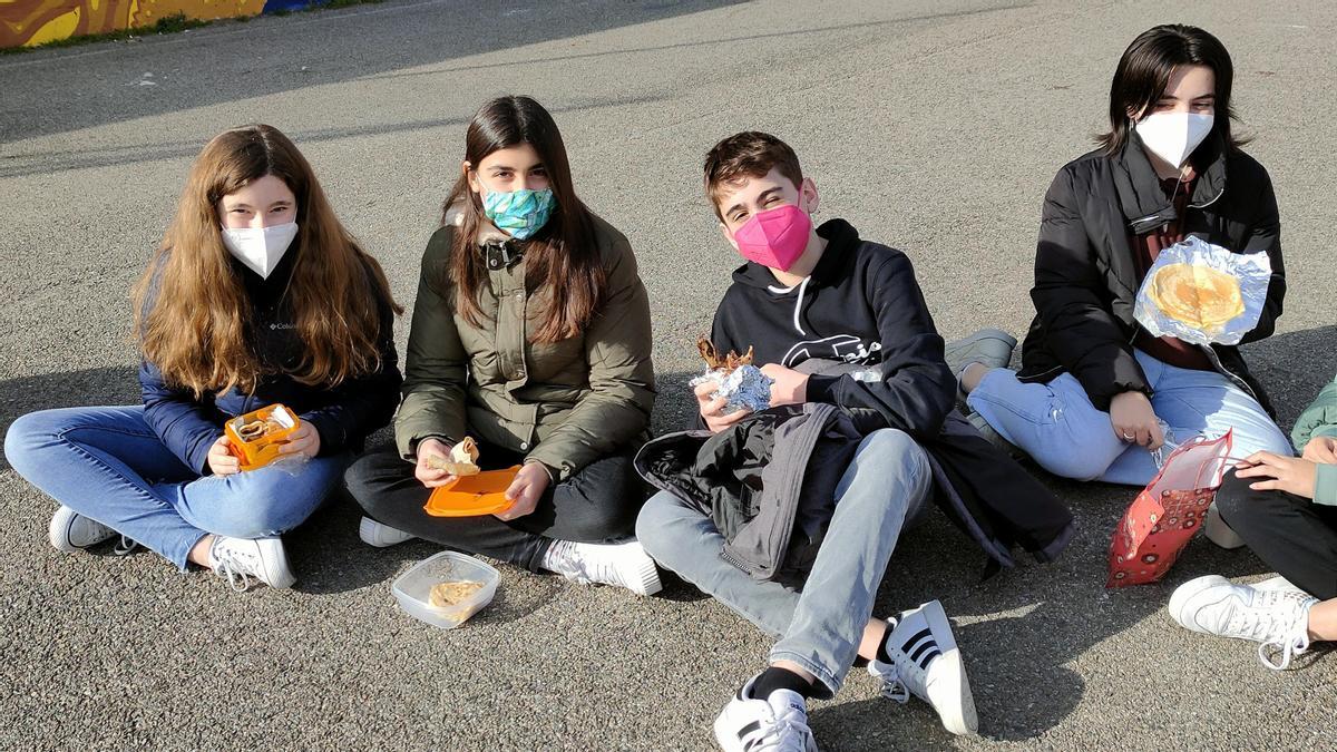 Estudiantes del Colegio Romareda desgutando unas deliciosas crêpes por la 'Chandeleur'.