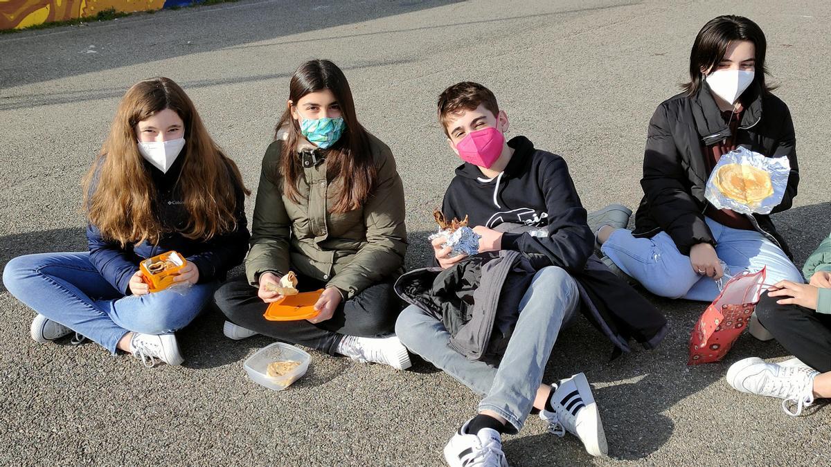 Estudiantes del Colegio Romareda desgutando unas deliciosas crêpes por la &#039;Chandeleur&#039;.