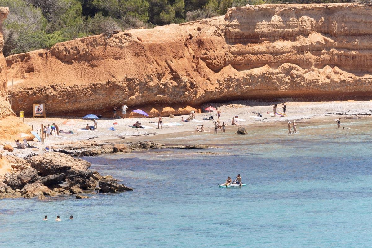 Continúa el peregrinaje a la playa cerrada de es Bol Nou