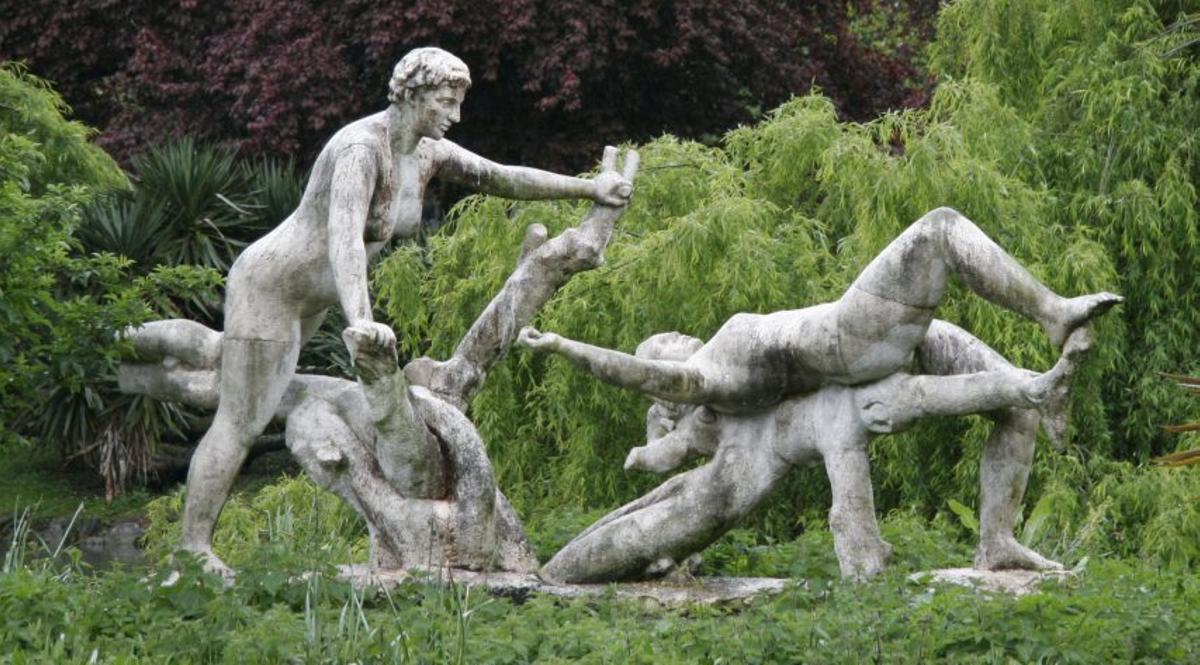 En la fotografía grande, el monumento a los Héroes del Simancas en la fachada del colegio La Inmaculada. De arriba abajo, la réplica de las «Dríadas»; el conjunto escultórico «Alegoría», en Isabel la Católica; el autor Manuel Álvarez-Laviada, y el monumento a Fleming en el parque gijonés.  | ÁNGEL GONZÁLEZ