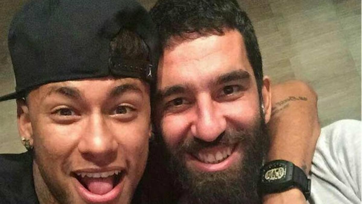 Neymar colgó una foto junto a Arda Turan en su Twitter