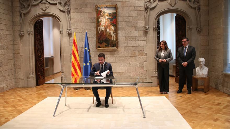 El president del Govern, Pere Aragonès, signant el decret de convocatòria de les eleccions del 12-M al Palau de la Generalitat