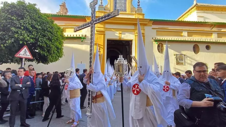 Vídeo | Salida de la cruz de guía de La Amargura de la iglesia de San Juan de la Palma