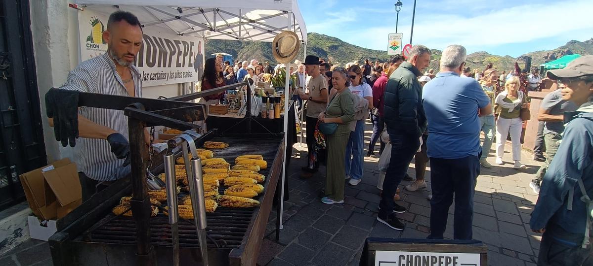 Fernando Sánchez, preparando las piñas a la brasa, para darle más tarde el toque personalizado de cada comensal.
