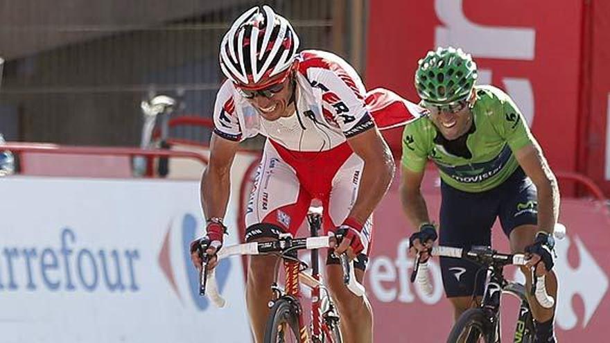 Purito llega a la meta seguido de Valverde.