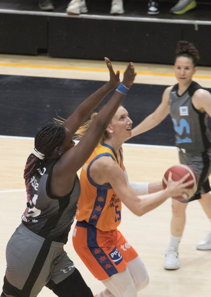 El Valencia iza el estandarte de la Supercopa con una Fonteta entregada