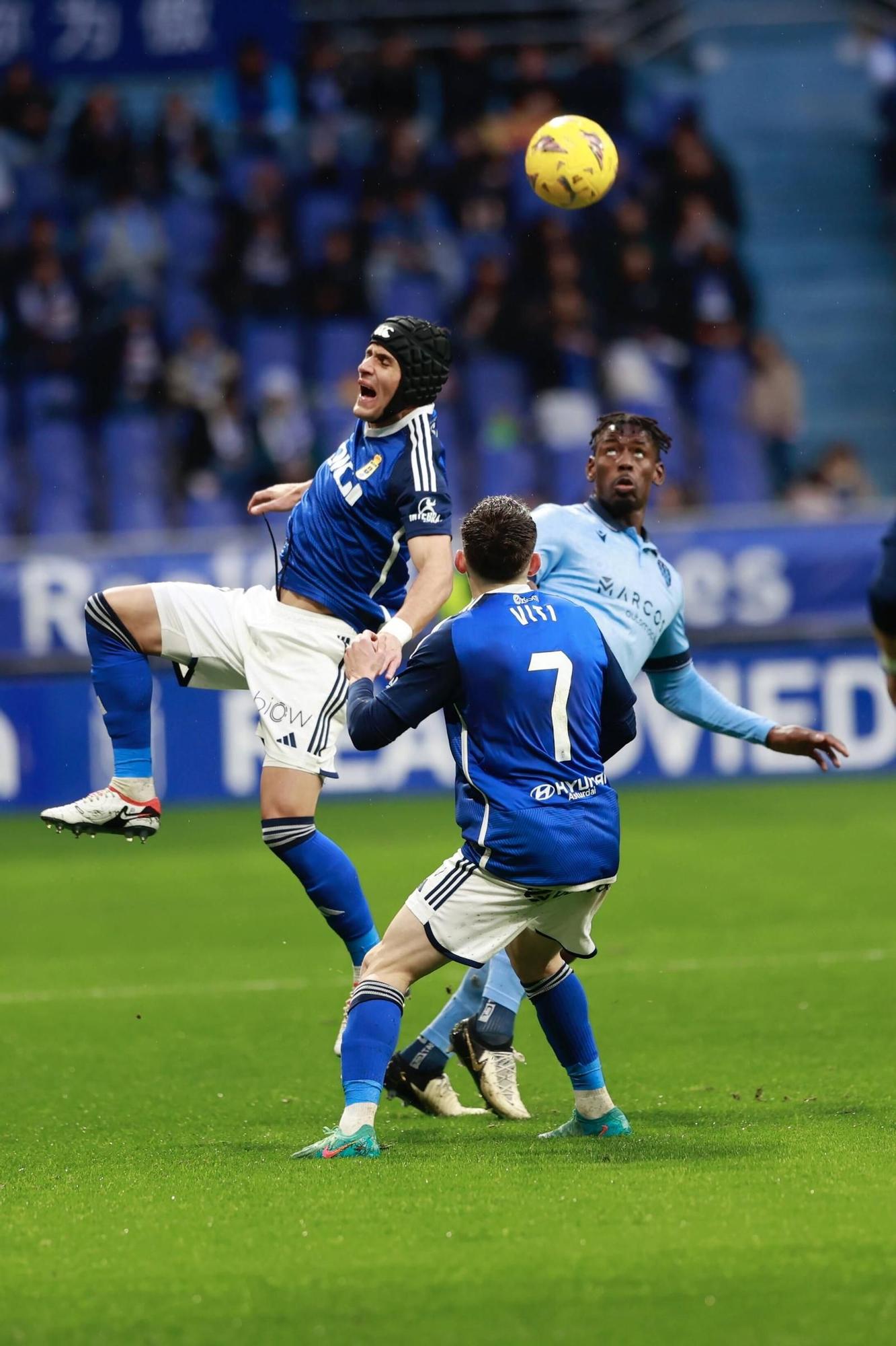 EN IMÁGENES: Ambiente y partido de un Real Oviedo-Levante pasado por agua