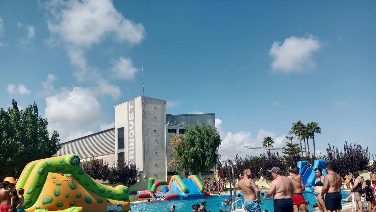 Decenas de bañistas en la piscina de Piles, en una imagen de archivo.