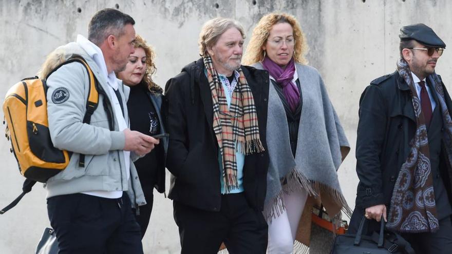 Miñanco, tercero por la izquierda, a su llegada al juzgado. | G.V.