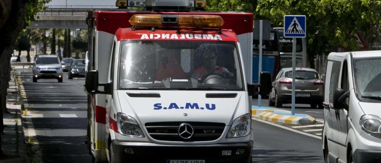 Un SAMU a la entrada de Santa Pola, una de las zonas afectadas por los retrasos.