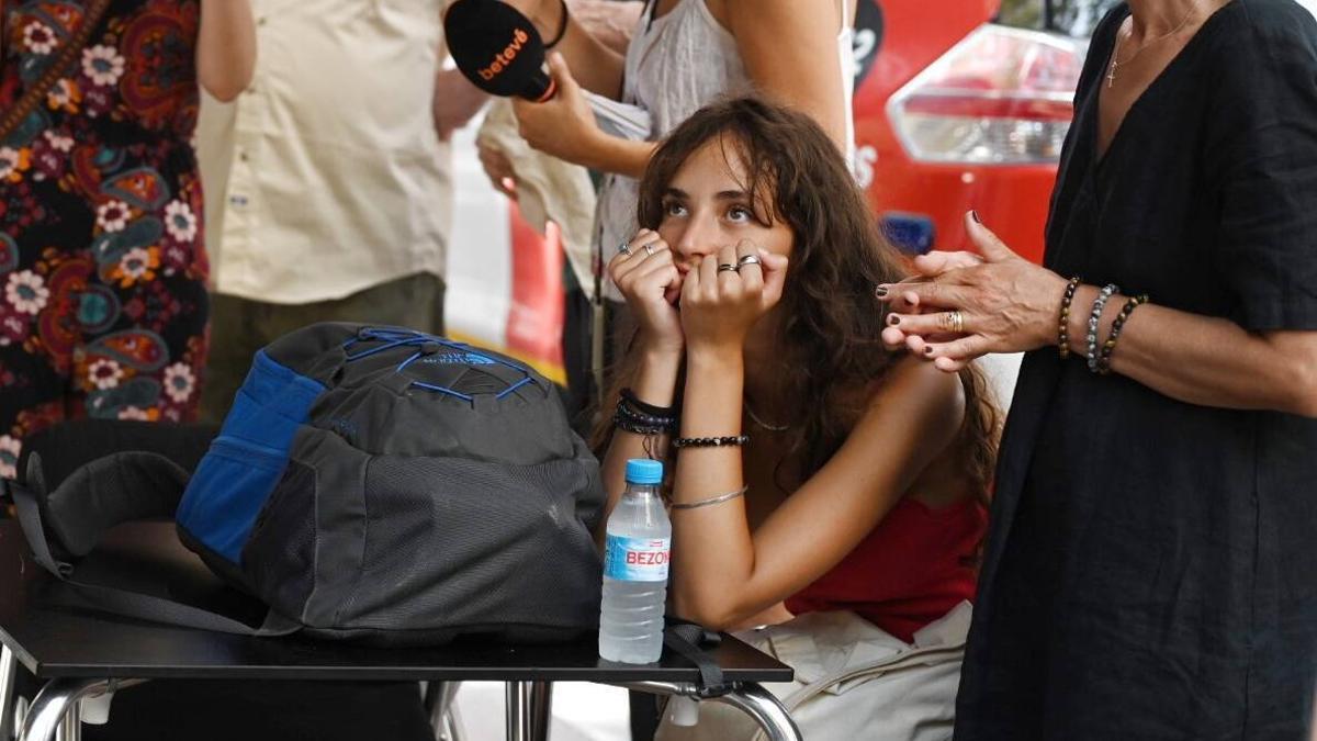 Catorce evacuados por la caída de la escalera de un bloque en el Poblenou de Barcelona