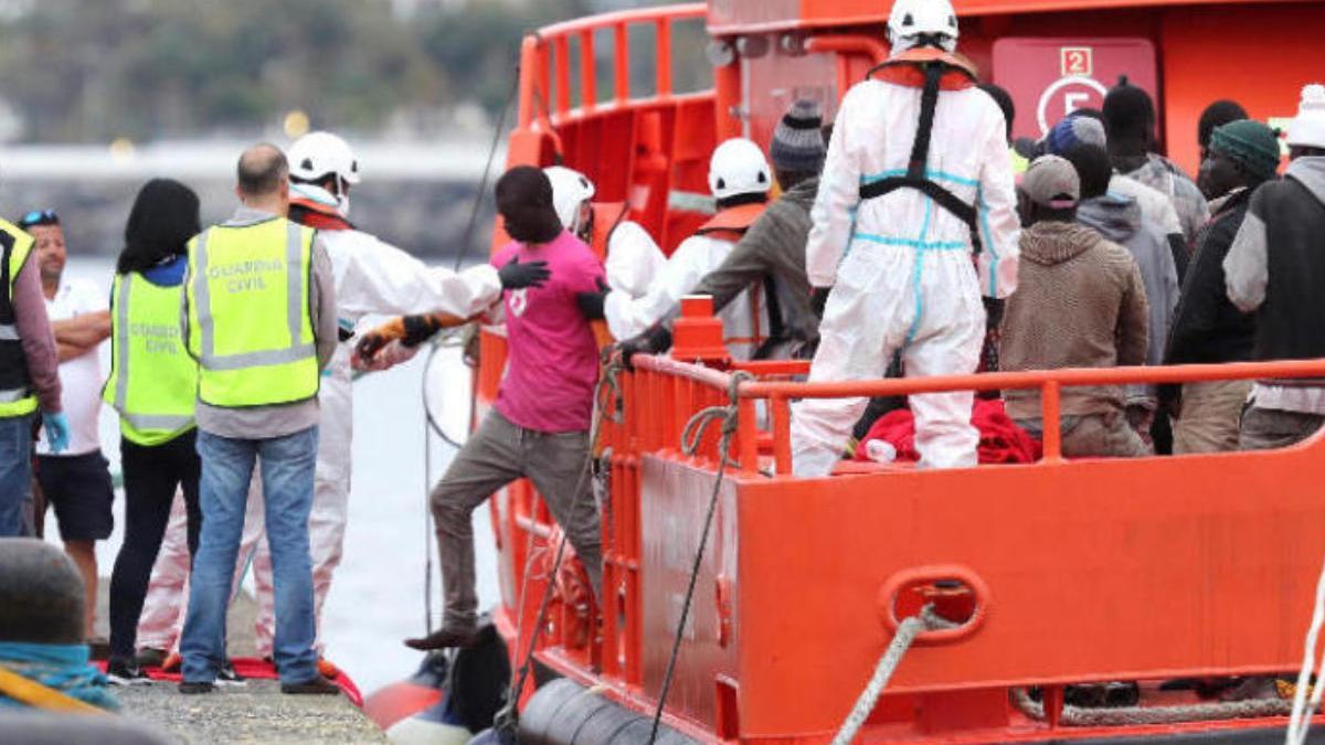 Desembarco de un rescate anterior de migrantes que navegaban hacia Canarias.