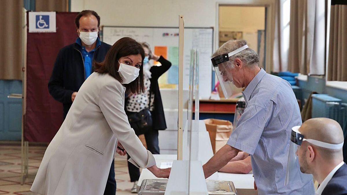 La alcaldesa de París, Anne Hidalgo, deposita su voto durante las elecciones de ayer.