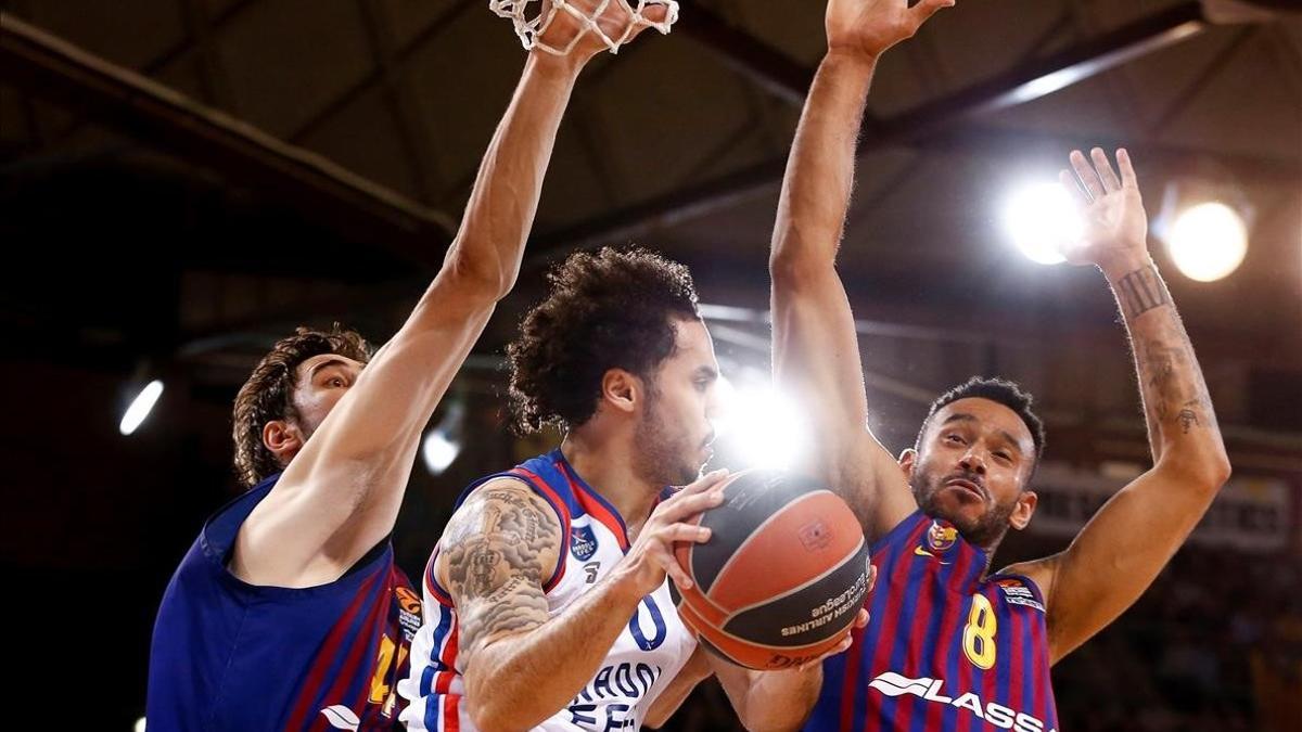 Shane Larkin entra a canasta defendido por Tomic y Hanga