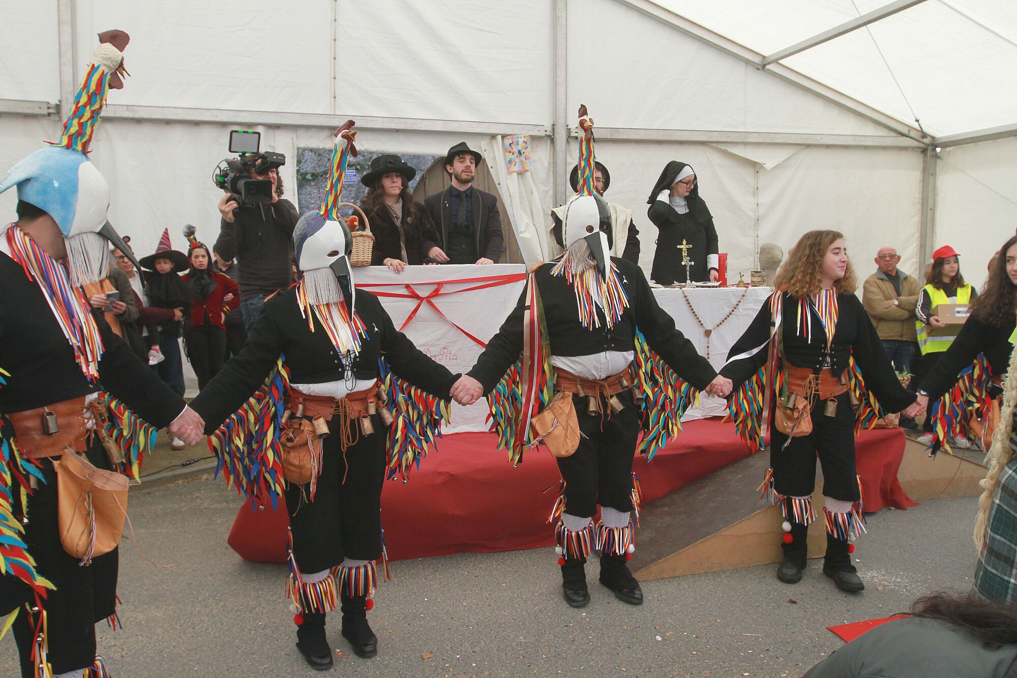 Los comentarios en tono jocoso sobre la actualidad, las referencias políticas y las intrusiones no fueron impedimento para celebrar la tradicional Voda da Pita