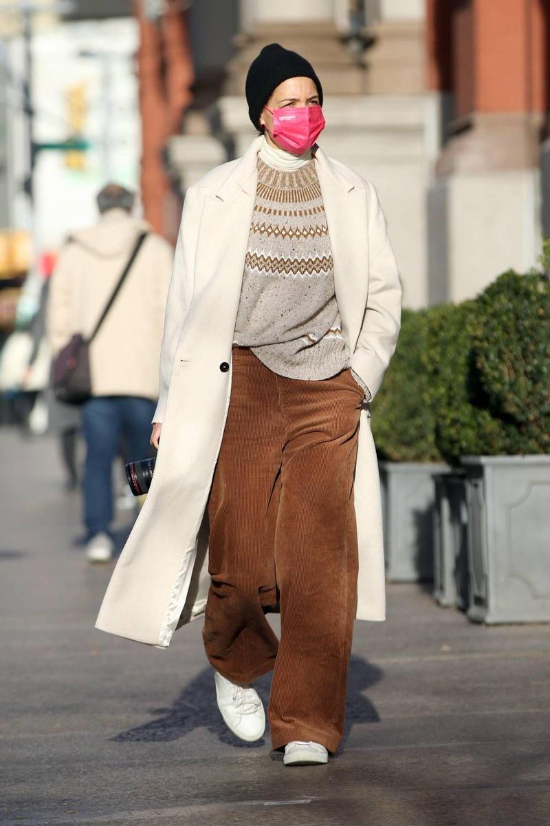 Katie Holmes con abrigo blanco de Mango y pantalón de pana marrón