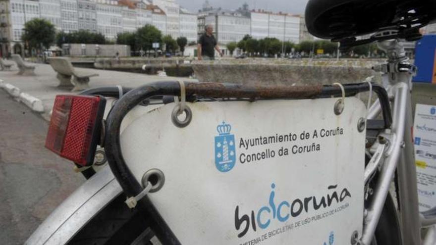 Una bicicleta del servicio municipal con la marca Bicicoruña estacionada en La Marina. / víctor echave