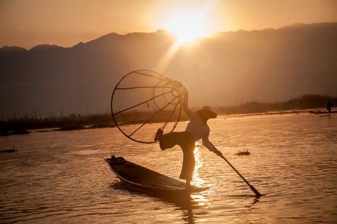 Los pescadores del lago Inle han desarrollado una peculiar técnica de remo y pesca simultánea