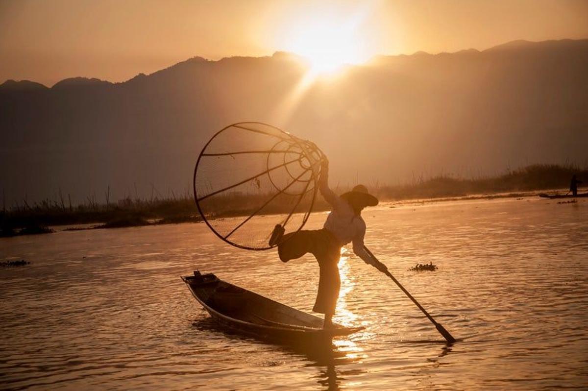 Los pescadores del lago Inle han desarrollado una peculiar técnica de remo y pesca simultánea
