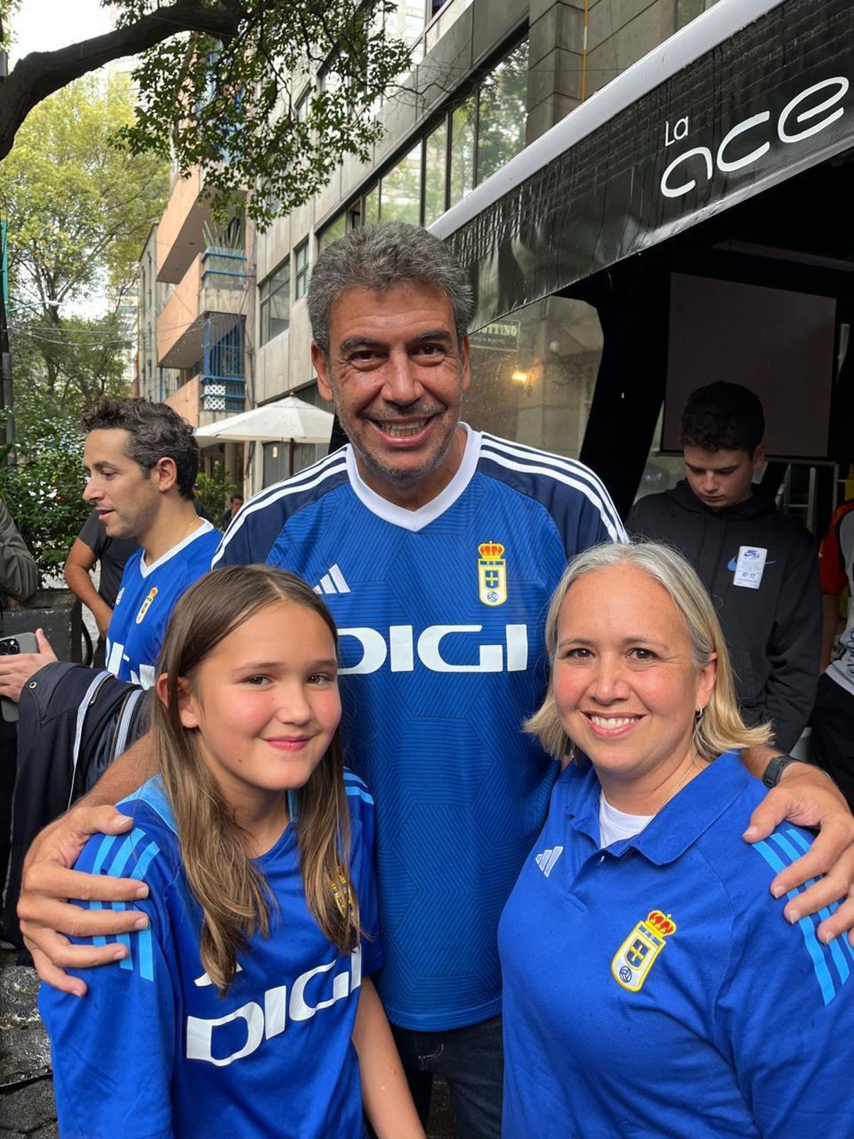 Arturo Elías con dos integrantes de la Peña Isidro Lángara, en la celebración del ascenso del Oviedo en México D.F.