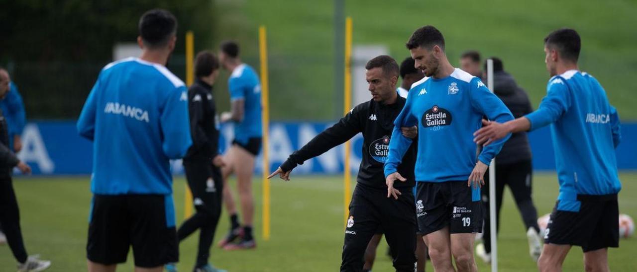 Borja Jiménez da instrucciones a Jaime Sánchez durante un entrenamiento en Abegondo esta semana. |  // CASTELEIRO / ROLLER AGENCIA