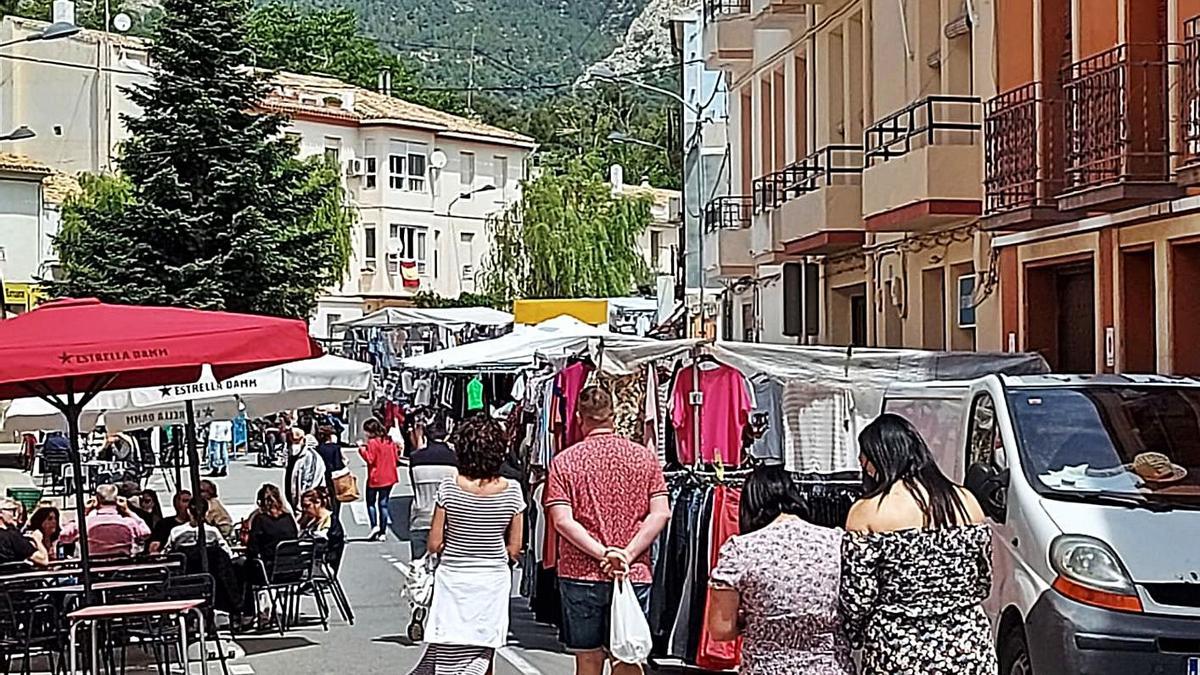 Ambiente en el mercadillo dominical de la localidad, que además celebraba el Pa Beneït. | D.A.