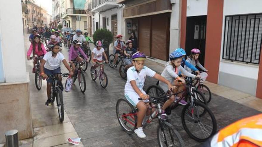 Un grupo de niños de l&#039;Alcúdia va a la escuela en bicicleta.