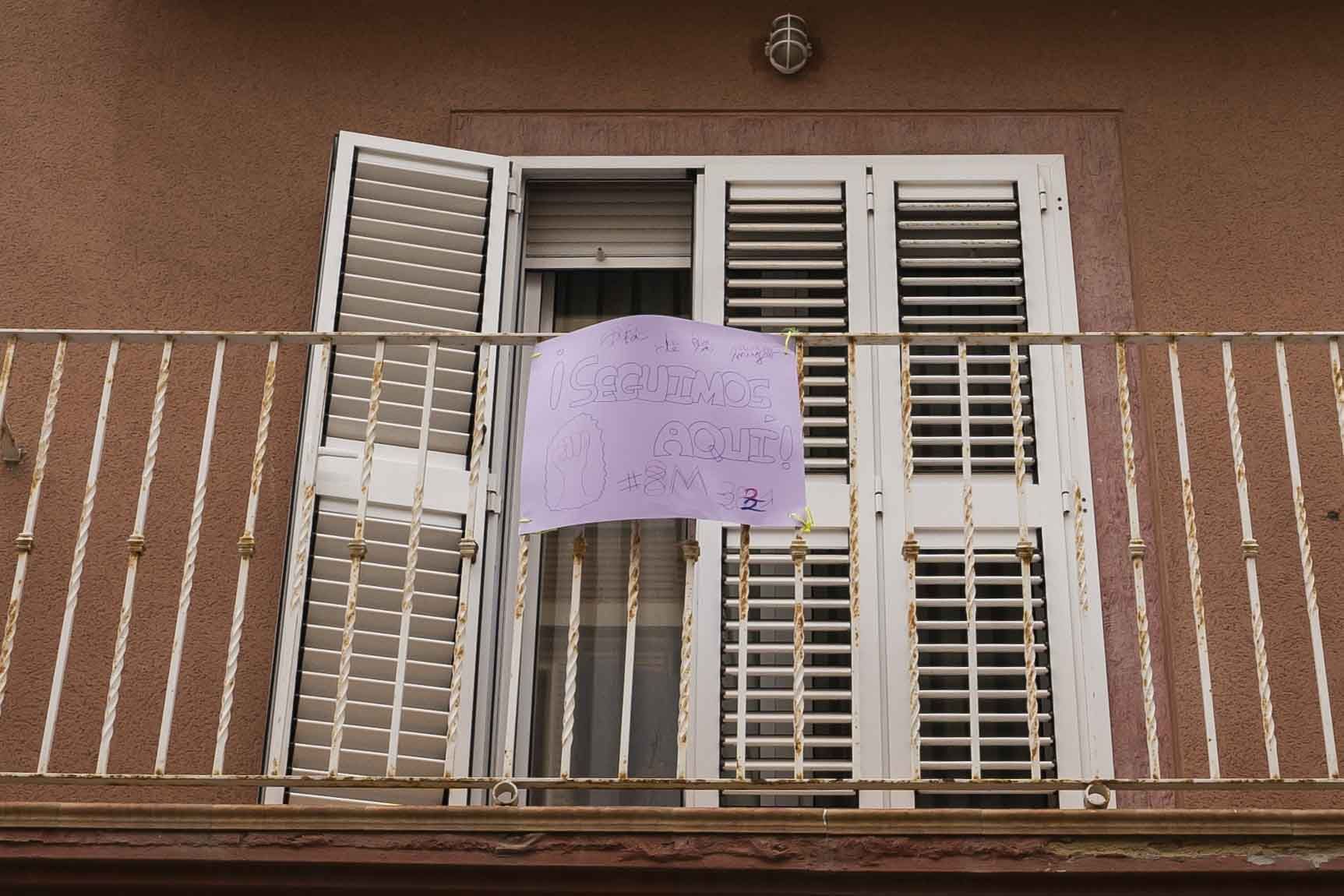 València engalana sus balcones por el 8M