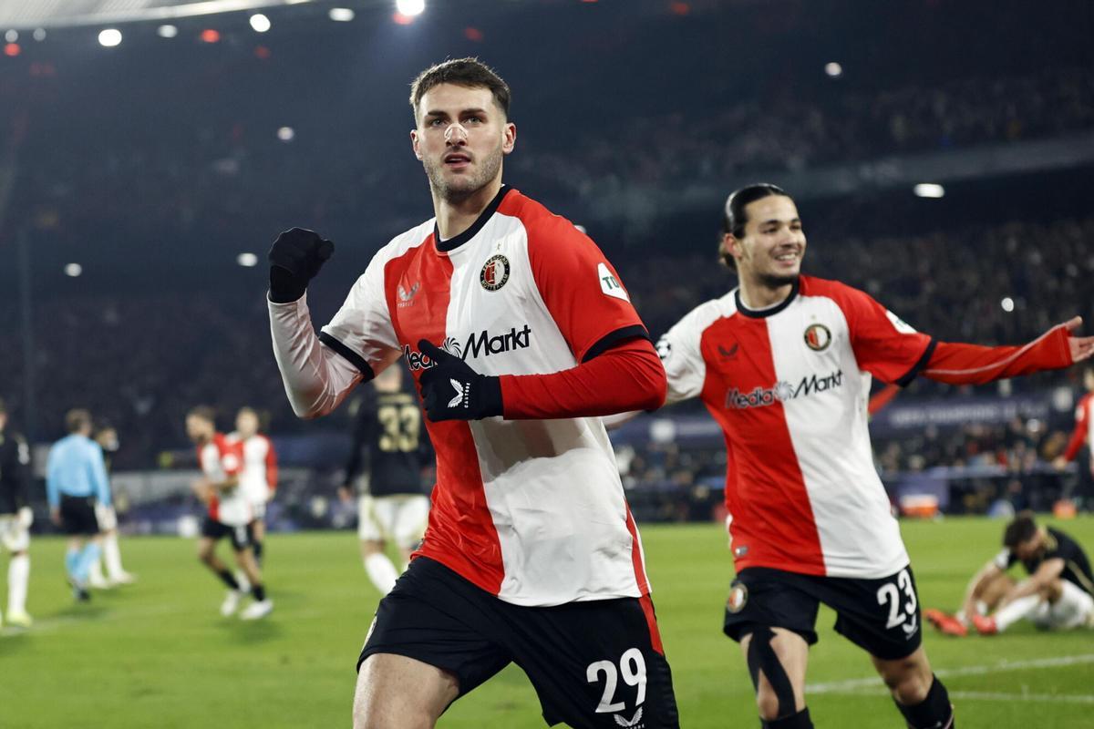 El delantero mexicano Santiago Gimenez del Feyenoord celebra su gol